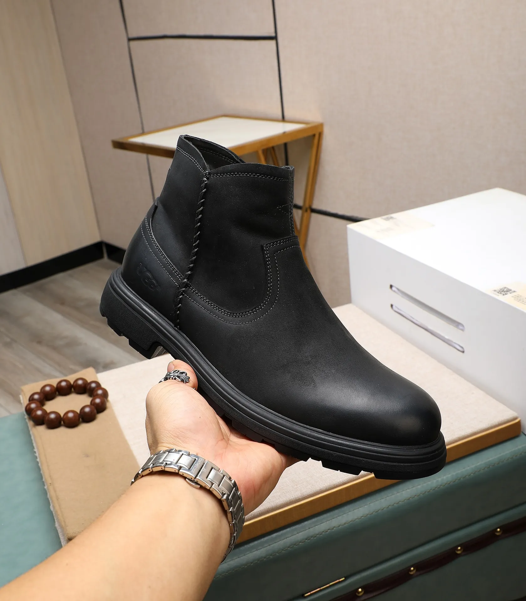 Men's men's shoes💰640 UGG (100% genuine wool lining, 10% off for fake ones) Please pay attention to the quality of the original order and compare the thickness of the wool🏮🏮Hot-selling UGG from Australia's warm luxury brand men's shoes, the official website is synchronized, Beckham men's style..., made of imported top-layer waxed cowhide, waxed toe cap, Australian real wool velvet lining Carefully sewn...Imported rubber Martin boots outsole (comfortable, soft and wear-resistant). I really like the quality..Exquisite workmanship. You can't put it down at first sight. Size 39-44
